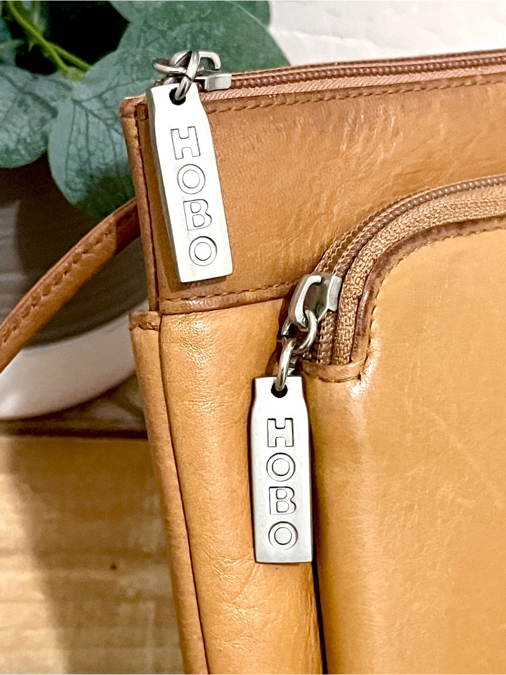 HOBO International Tan Leather Crossbody Bag Wallet Organizer Credit Card Slots - Picture 5 of 7
